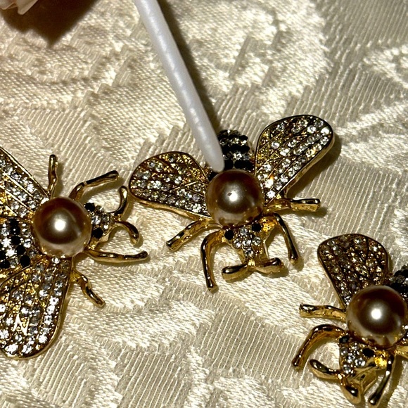 COPY - Elegant Gold and Pearl  set of 3 Bee Brooches with  Crystal Design - Picture 10 of 10